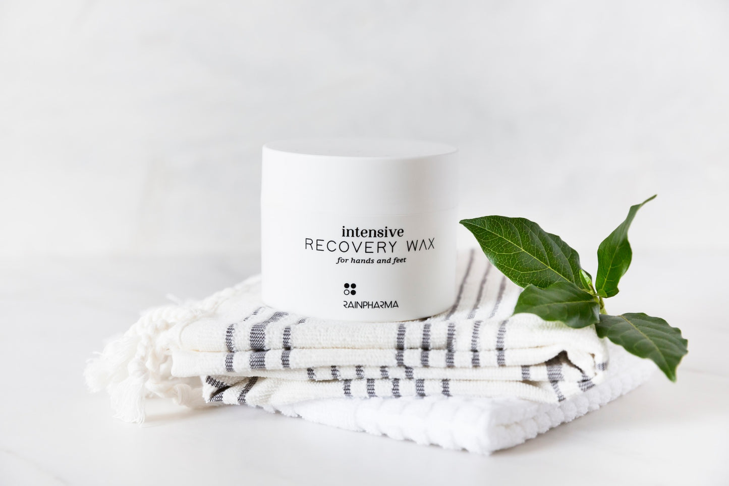 Intensive Recovery Wax van RainPharma via Studio Wuestenbergs. Deze wax is een intens voedende wax die gebarsten en beschadigde handen en voeten, al dan niet met kloven, helpt herstellen.