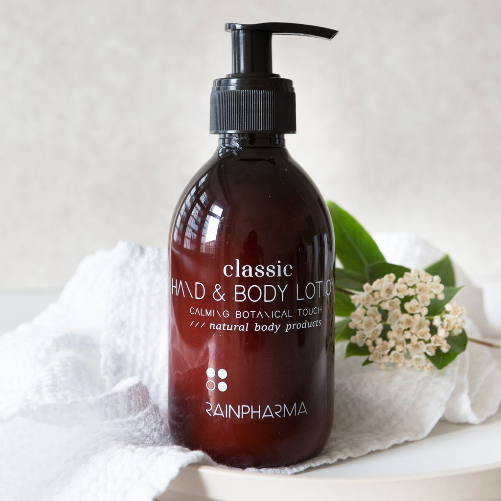 Hand & Body Lotion van RainPharma via Studio Wuestenbergs. Deze plantaardige lotion bevat een zorgvuldige mix van planten, vruchten, noten en zaden die je huid diep voeden en haar natuurlijke balans herstellen. De aangename, lichte textuur zorgt ervoor dat deze lichaamsmelk makkelijk uitsmeert en niet kleeft.