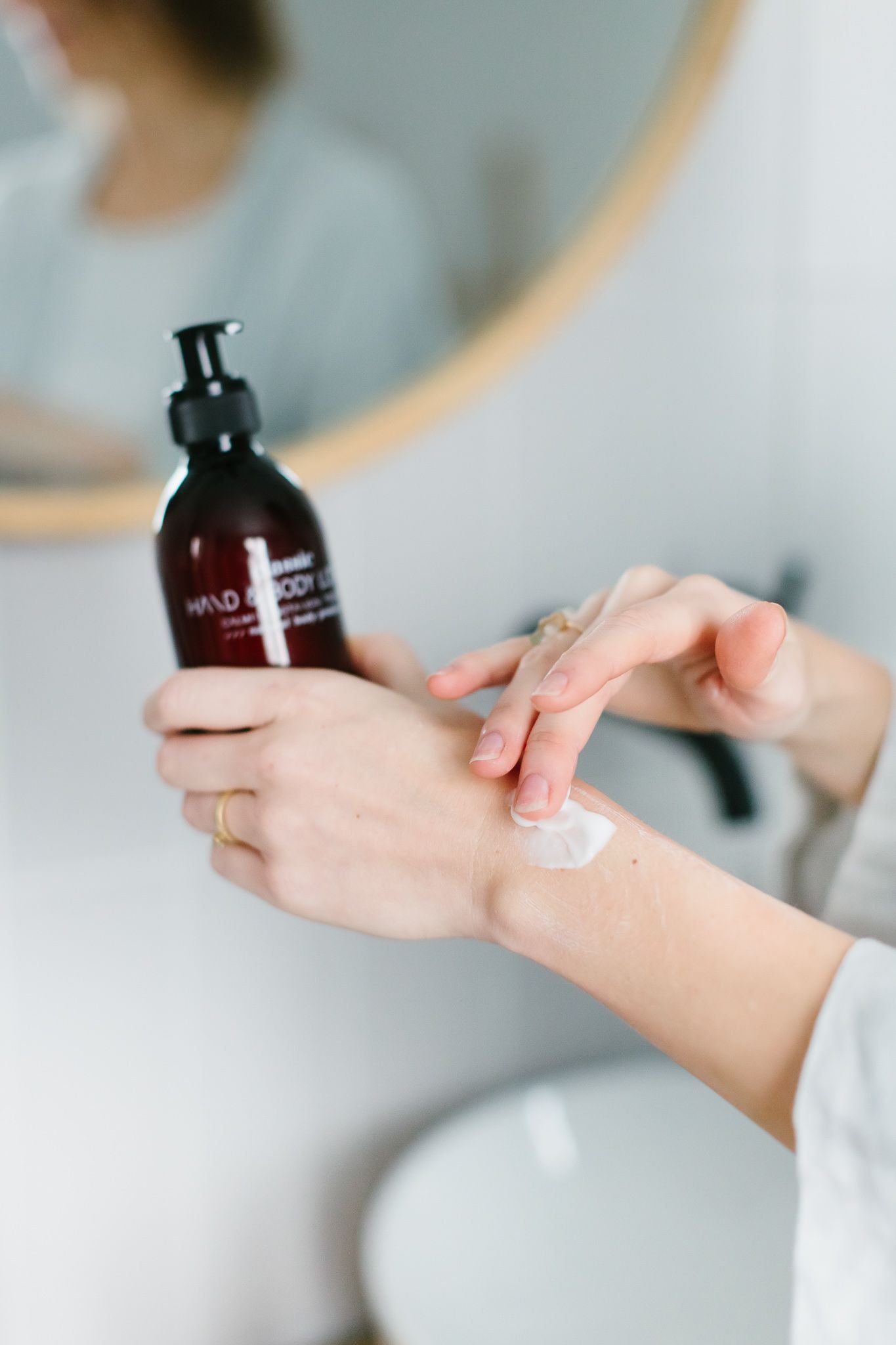 Hand & Body Lotion van RainPharma via Studio Wuestenbergs. Deze plantaardige lotion bevat een zorgvuldige mix van planten, vruchten, noten en zaden die je huid diep voeden en haar natuurlijke balans herstellen. De aangename, lichte textuur zorgt ervoor dat deze lichaamsmelk makkelijk uitsmeert en niet kleeft.