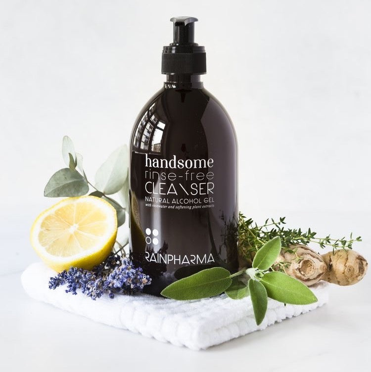 Handsome Rinse-Free Cleanser van RainPharma via Studio Wuestenbergs. We gebruiken alcohol van natuurlijke oorsprong, maar ook die is hard voor je huid. Daarom voegen we verschillende hoogwaardige kalmerende plantenextracten en kostbaar rozenwater toe die de gel zachter maken voor je handen.