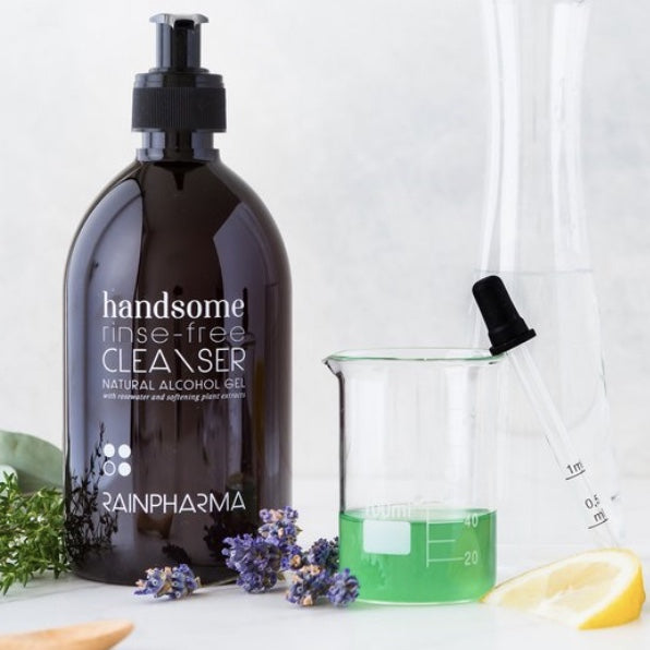 Handsome Rinse-Free Cleanser van RainPharma via Studio Wuestenbergs. We gebruiken alcohol van natuurlijke oorsprong, maar ook die is hard voor je huid. Daarom voegen we verschillende hoogwaardige kalmerende plantenextracten en kostbaar rozenwater toe die de gel zachter maken voor je handen.