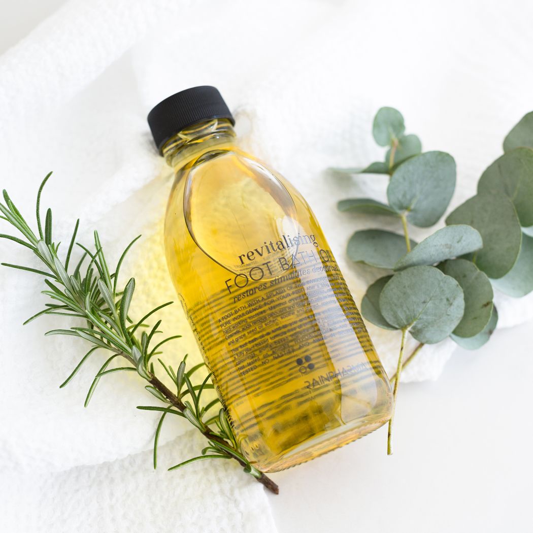 Revitalising Foot Bath Oil van RainPharma via Studio Wuestenbergs. Mentholkristallen ontgeuren, verfrissen en kalmeren vermoeide voeten. Cosmetische zuren verwijderen eelt en dode huidcellen voor een gezonde, zachte huid. Plantaardige oliën uit amandelen en druivenpitten verzachten, verzorgen en beschermen en zorgen voor de ontspannende finishing touch.