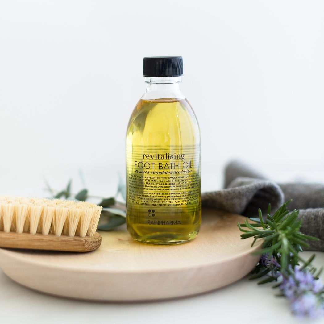 Revitalising Foot Bath Oil van RainPharma via Studio Wuestenbergs. Mentholkristallen ontgeuren, verfrissen en kalmeren vermoeide voeten. Cosmetische zuren verwijderen eelt en dode huidcellen voor een gezonde, zachte huid. Plantaardige oliën uit amandelen en druivenpitten verzachten, verzorgen en beschermen en zorgen voor de ontspannende finishing touch.