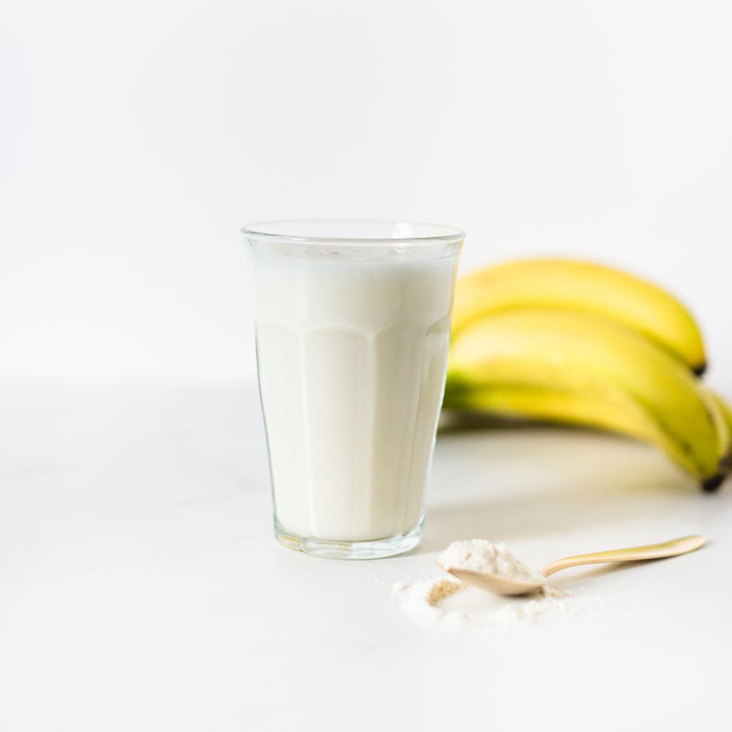 Shake Blissful Banana van RainPharma via Studio Wuestenbergs. Dit vezelrijke vegetarische eiwitrijke tussendoortje is gemaakt van de allerbeste wei-eiwitten. Het bevat geen gluten of caseïne maar ook geen bewaarmiddelen of andere onnodige stoffen. Voor afslankdieet, gezondere huid, gewichtsbehoud, bijzonder profiel zoals senioren, sporters , vegetariërs.