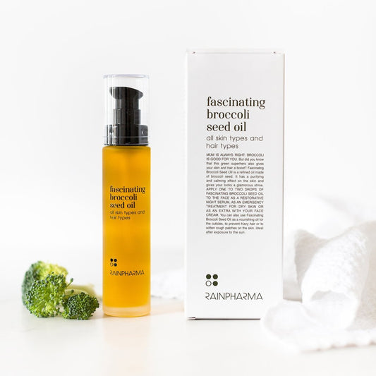 Fascinating Broccoli Seed Oil van RainPharma via Studio Wuestenbergs. Deze olie zuivert, verzacht en voedt de huid. Bovendien heeft broccolizaadolie een heilzaam effect op de huid na blootstelling aan de zon. Daarnaast kan je deze olie ook op je haar gebruiken, voor glanzende, niet pluizende lokken.