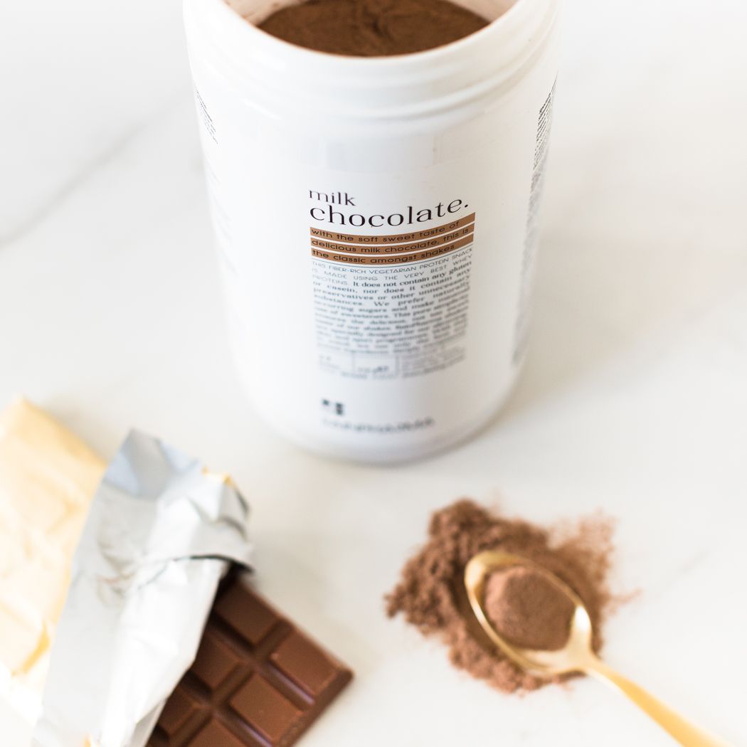 Shake Milk Chocolate van RainPharma via Studio Wuestenbergs. Dit vezelrijke vegetarische eiwitrijke tussendoortje is gemaakt van de allerbeste wei-eiwitten. Het bevat geen gluten of caseïne maar ook geen bewaarmiddelen of andere onnodige stoffen. Voor afslankdieet, gezondere huid, gewichtsbehoud, bijzonder profiel zoals senioren, sporters , vegetariërs.