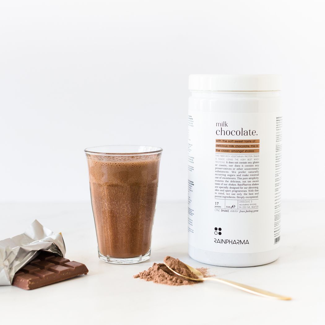 Shake Milk Chocolate van RainPharma via Studio Wuestenbergs. Dit vezelrijke vegetarische eiwitrijke tussendoortje is gemaakt van de allerbeste wei-eiwitten. Het bevat geen gluten of caseïne maar ook geen bewaarmiddelen of andere onnodige stoffen. Voor afslankdieet, gezondere huid, gewichtsbehoud, bijzonder profiel zoals senioren, sporters , vegetariërs.