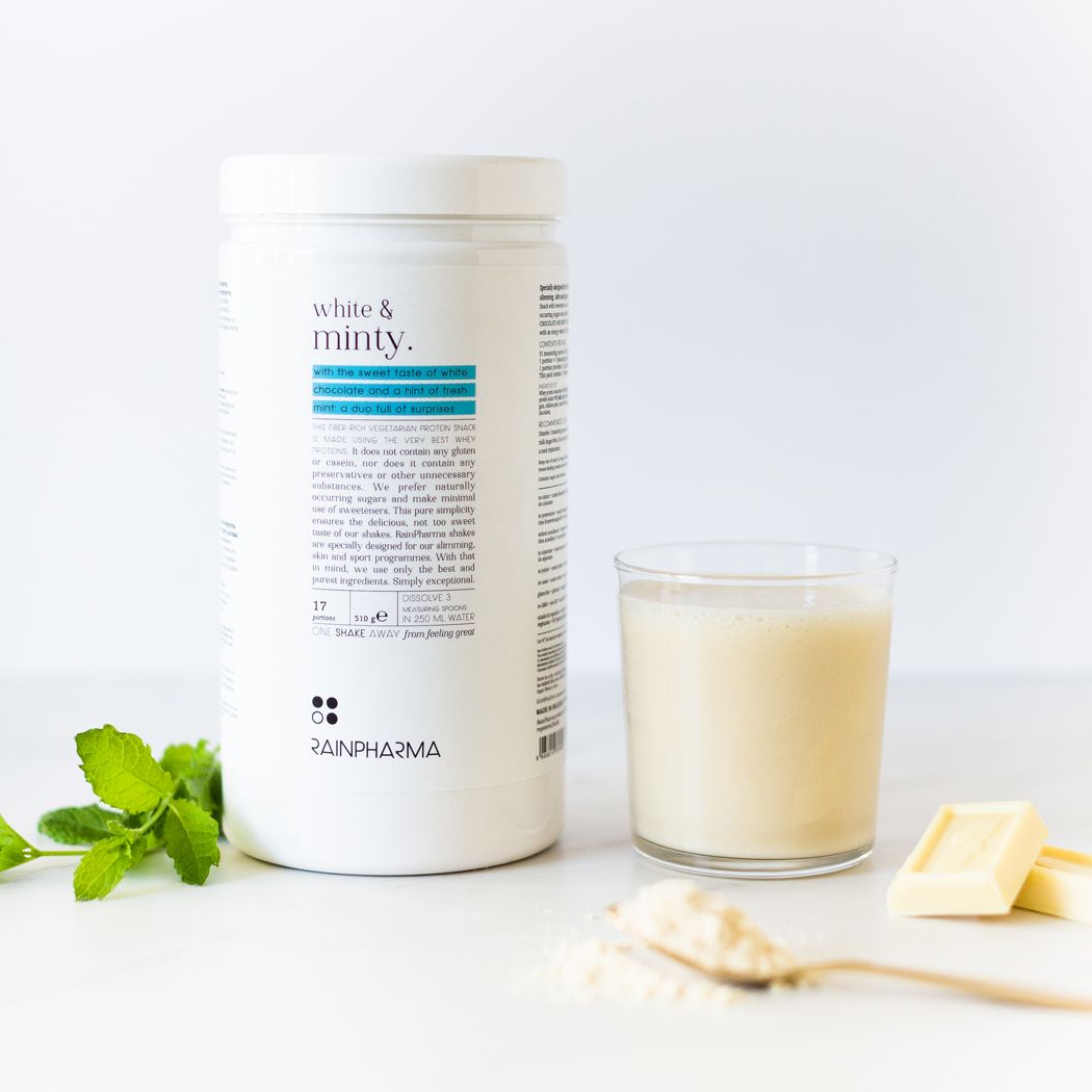 Shake White & Minty van RainPharma via Studio Wuestenbergs. Dit vezelrijke vegetarische eiwitrijke tussendoortje is gemaakt van de allerbeste wei-eiwitten. Het bevat geen gluten of caseïne maar ook geen bewaarmiddelen of andere onnodige stoffen. Voor afslankdieet, gezondere huid, gewichtsbehoud, bijzonder profiel zoals senioren, sporters , vegetariërs.