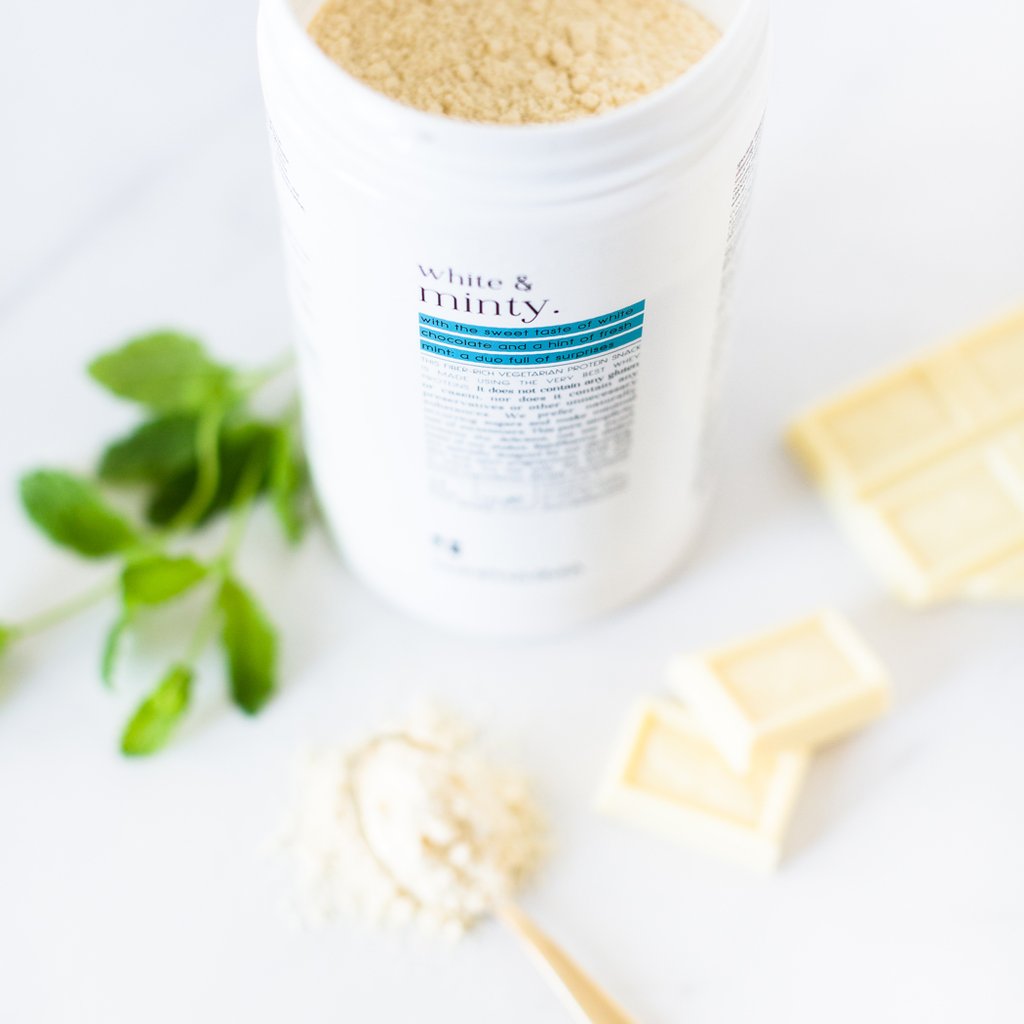 Shake White & Minty van RainPharma via Studio Wuestenbergs. Dit vezelrijke vegetarische eiwitrijke tussendoortje is gemaakt van de allerbeste wei-eiwitten. Het bevat geen gluten of caseïne maar ook geen bewaarmiddelen of andere onnodige stoffen. Voor afslankdieet, gezondere huid, gewichtsbehoud, bijzonder profiel zoals senioren, sporters , vegetariërs.