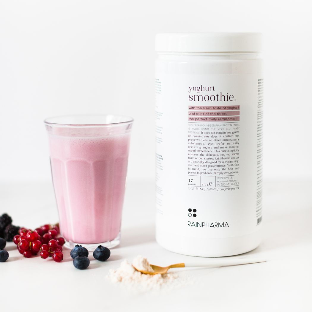 Shake Yoghurt Smoothie van RainPharma via Studio Wuestenbergs. Dit vezelrijke vegetarische eiwitrijke tussendoortje is gemaakt van de allerbeste wei-eiwitten. Het bevat geen gluten of caseïne maar ook geen bewaarmiddelen of andere onnodige stoffen. Voor afslankdieet, gezondere huid, gewichtsbehoud, bijzonder profiel zoals senioren, sporters , vegetariërs.